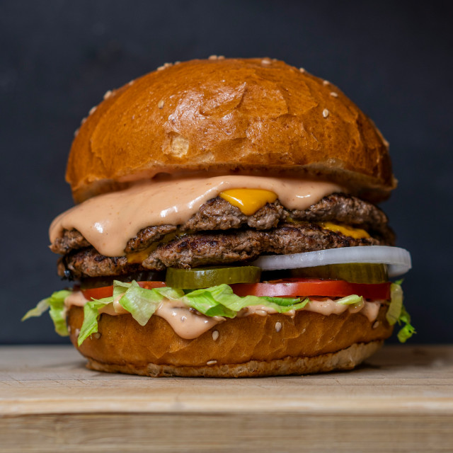 Burger przygotowany do zamówienia na wynos