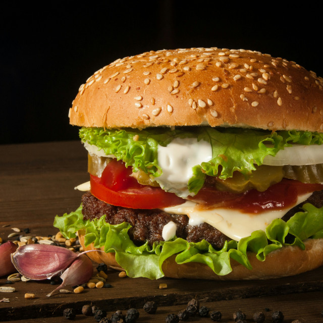Burger z potrójną wołowiną i roztopionym cheddarem